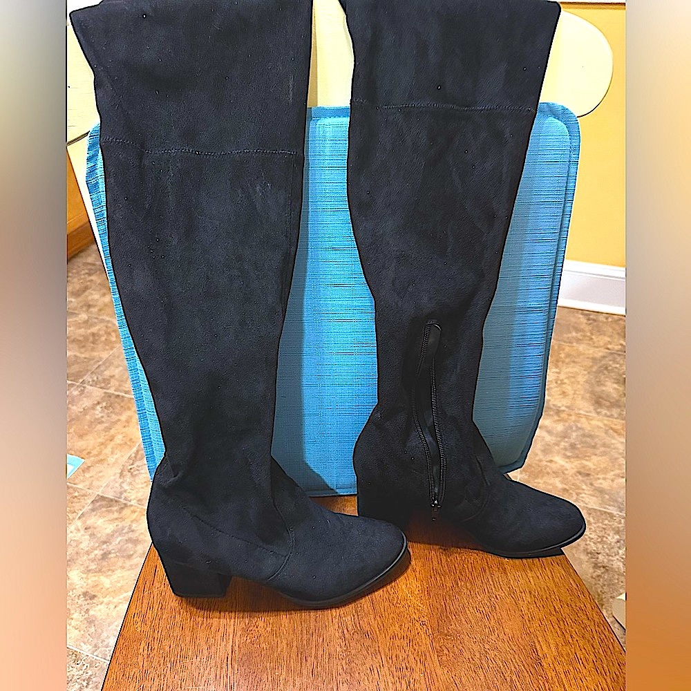 Great looking  Black Knee high velvet boots 👍